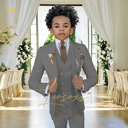 Elegant white 3-piece suit for boys – classic peak lapel tuxedo, suitable for performances and festive attire.