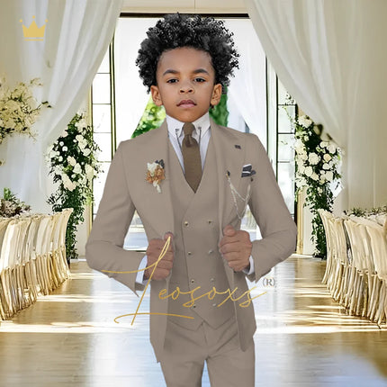 Elegant white 3-piece suit for boys – classic peak lapel tuxedo, suitable for performances and festive attire.